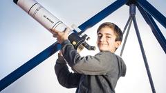 Thomas spart mit Viva Kids für ein Teleskop.