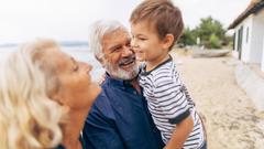 Les grands-parents épargnent pour leur petit-fils avec un Compte d’épargne-cadeau. 