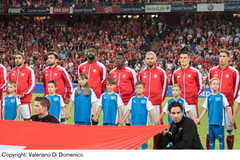 L’équipe nationale suisse avec des enfants