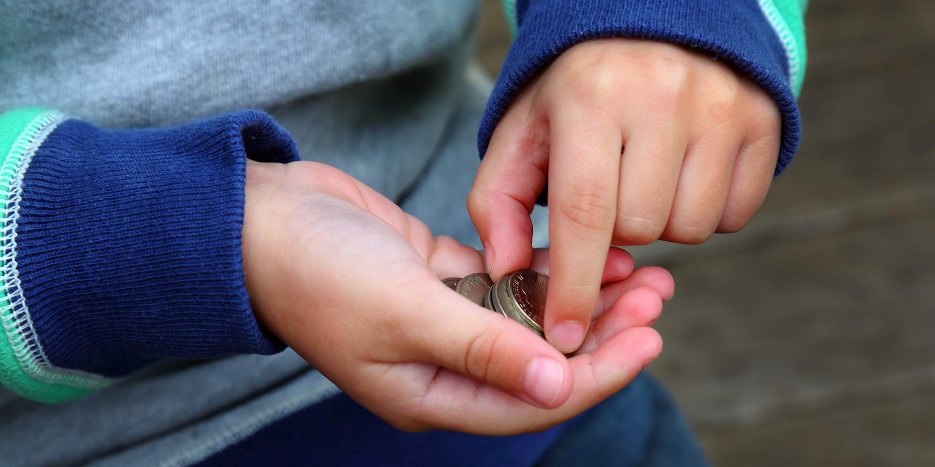 Bambino con monete in mano